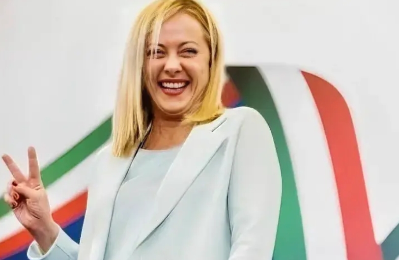 意大利总理梅洛尼在欧洲理事会上宣布，她找到了解决“北约不接纳乌克兰”的办法。
梅