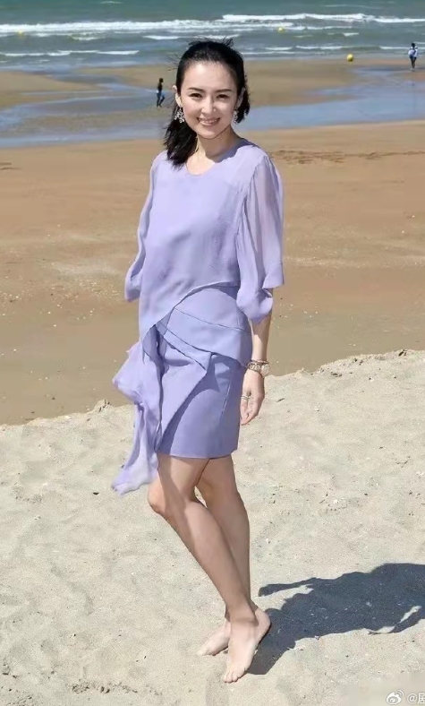 章子怡光着脚丫沙滩漫步！优雅美丽 气质出众，笑容太治愈了！