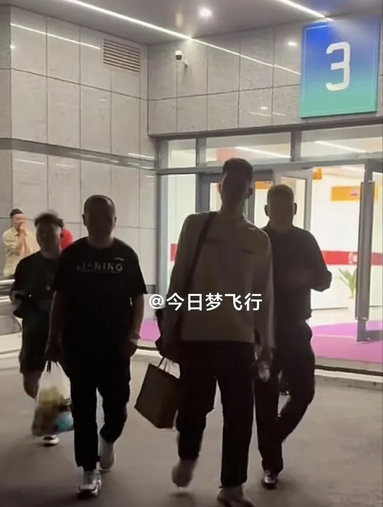 朱俊龙赛后走路一腐一拐，令人担忧！
今晚总决赛G1战，广厦主场14分输北京，雪上