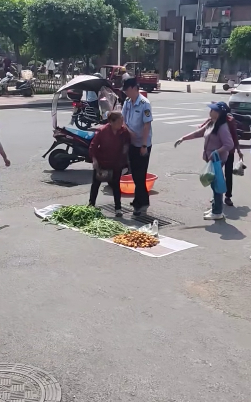 大妈在马路中间摆摊卖菜，不可能会有人买。