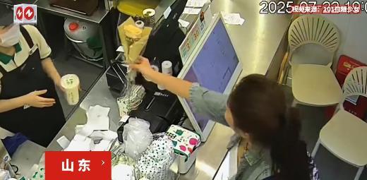 “看哭了！”7月22日，山东，一奶茶店员被顾客骂了之后，仍然强颜欢笑继续工作，可