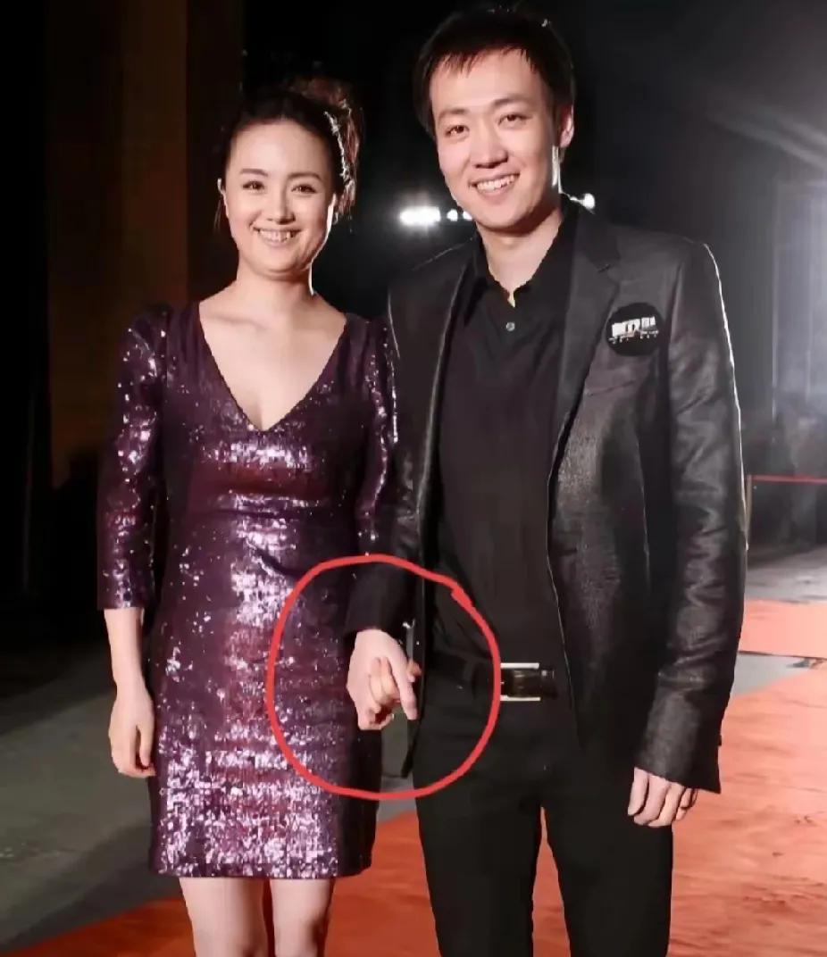 我问经常研究面相的婆婆：
朱媛媛的面相一看就很大气富贵，为什么这么年轻就去世了