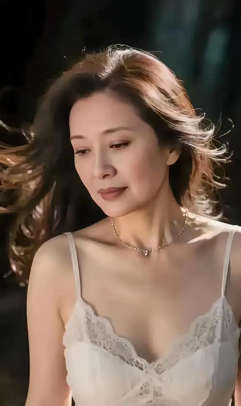 爱念成诗
晨思暮念岁华悠，
风作君临雨记愁。
不见时光情愈笃，
余生唯待梦君留。