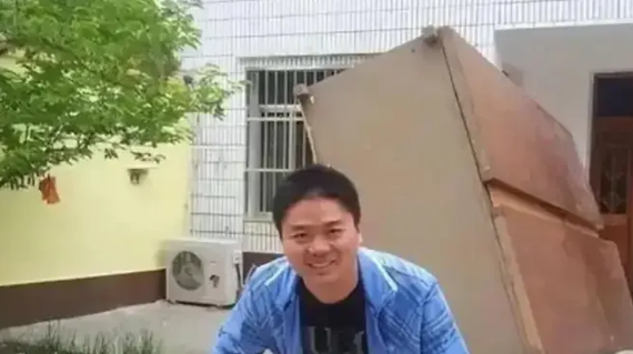 刘强东
第一次听到这个名字，联想到京东
第二次听到这名字，是成长代价
第三次听到