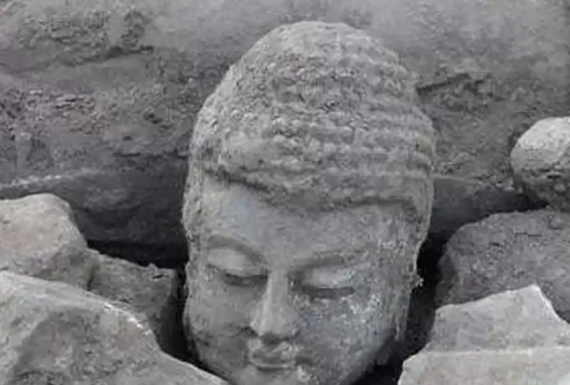 你知道唐武宗为啥灭佛不？公元845年，唐军打仗没钱了，跑去找西明寺借了10万贯，