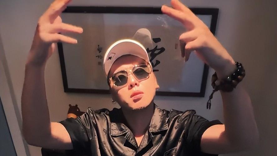 火半年就塌房，本人在美国回应，碎三观