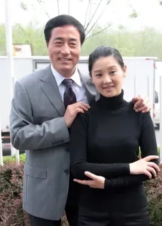 那年，杨立新连一颗新鲜的青菜都舍不得买，却养了徐帆三年，好吃好喝的伺候，还给她买