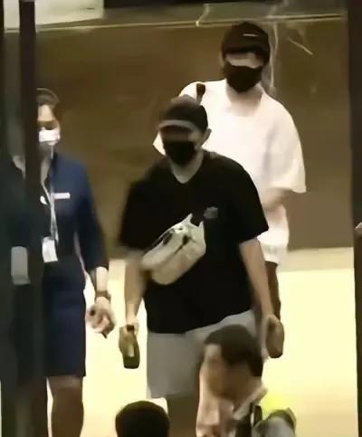 王楚钦抵达上海
大头要参加今晚
LV的盛典活动
还好有好兄弟
王晨策一路一路相伴