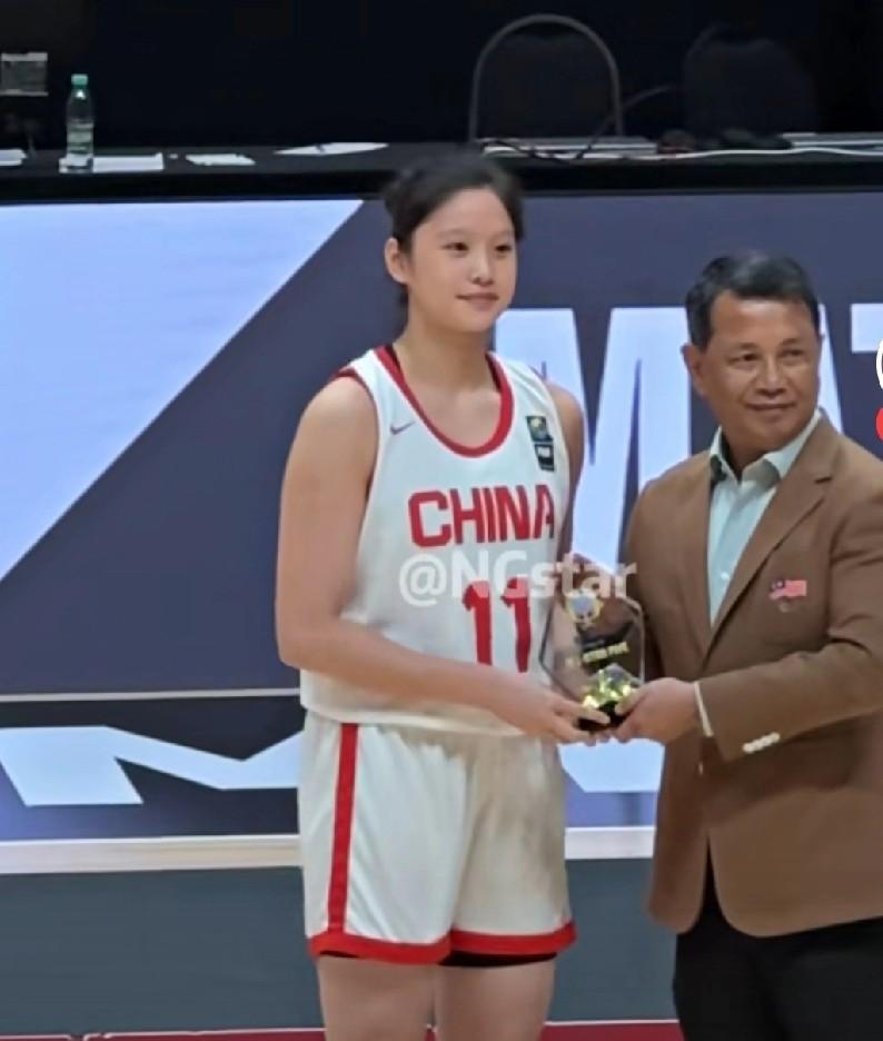 小姑娘得这个奖，实至名归。李沅珊当选亚洲杯U16最佳阵容。她每场比赛都是中国女篮