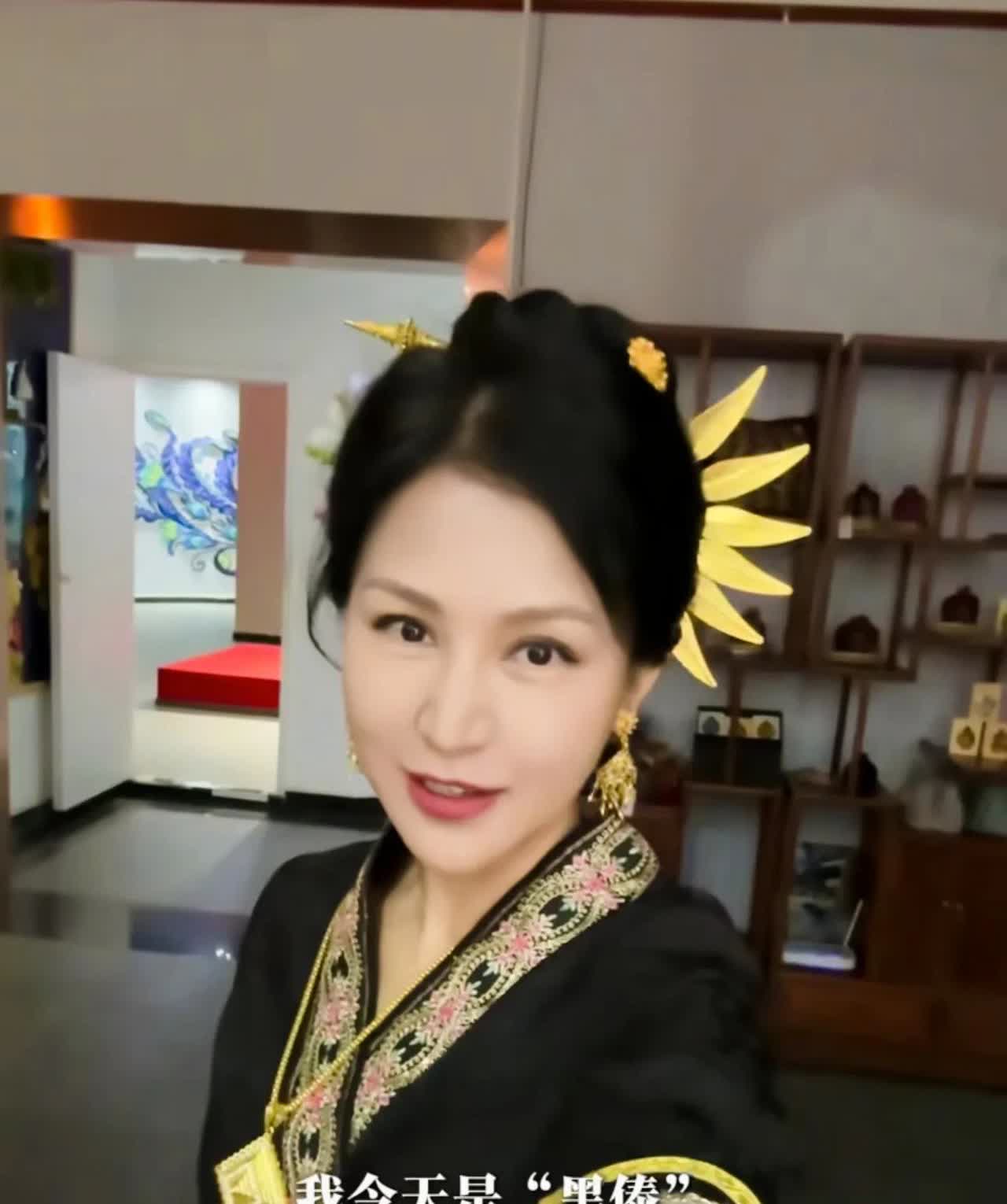 近日鲍蕾，陆毅带领两个宝贝一家四口来到云南西双版纳傣族地区，母女三人都换上了傣族