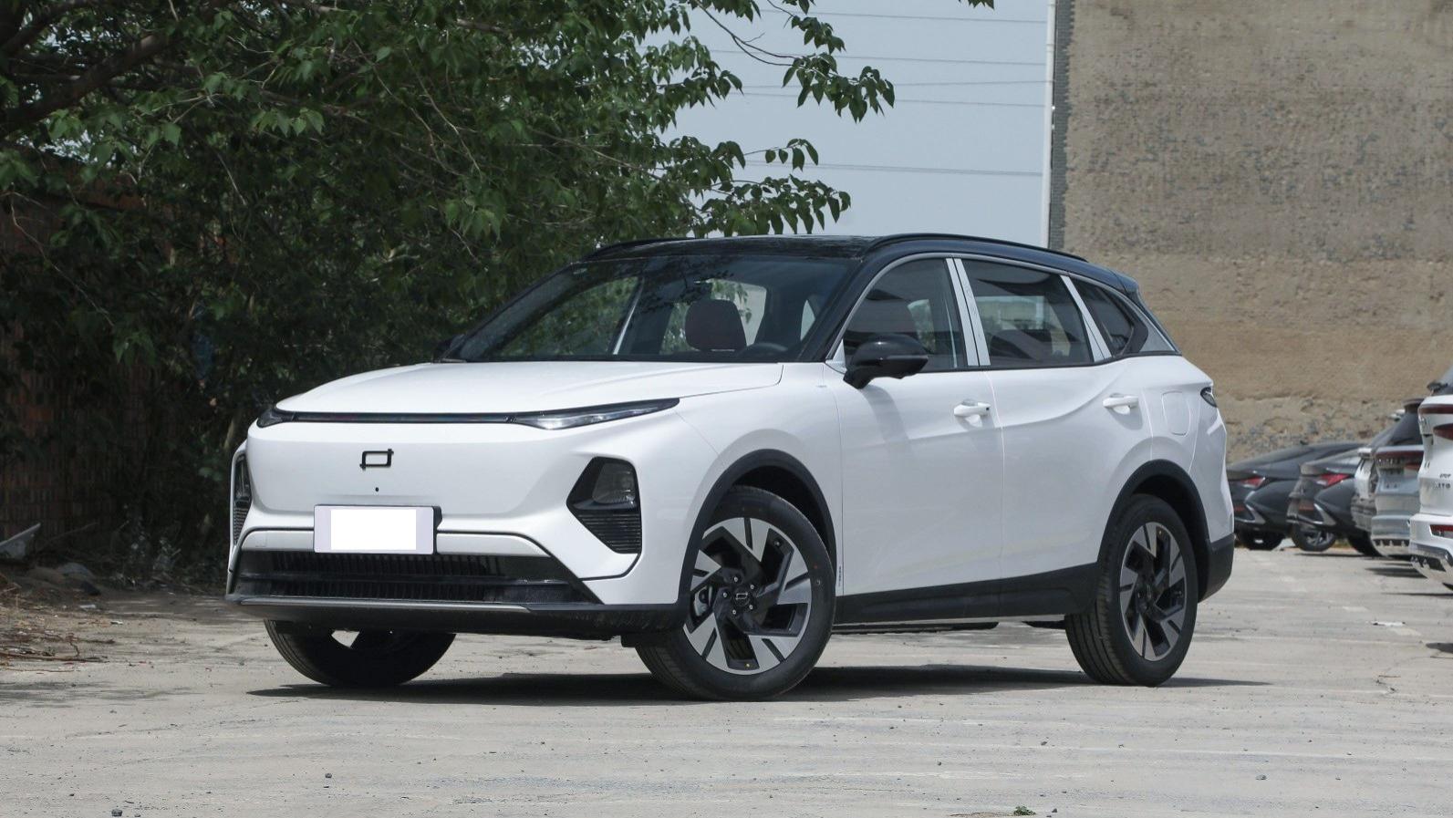 全新中型插混SUV上市！不足11万起，配12.6寸纵向大屏，续航出色