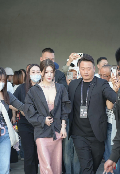 赵露思星光大赏外拍路透生图，好白好美，好大的珠宝！太漂亮了！ ​​​