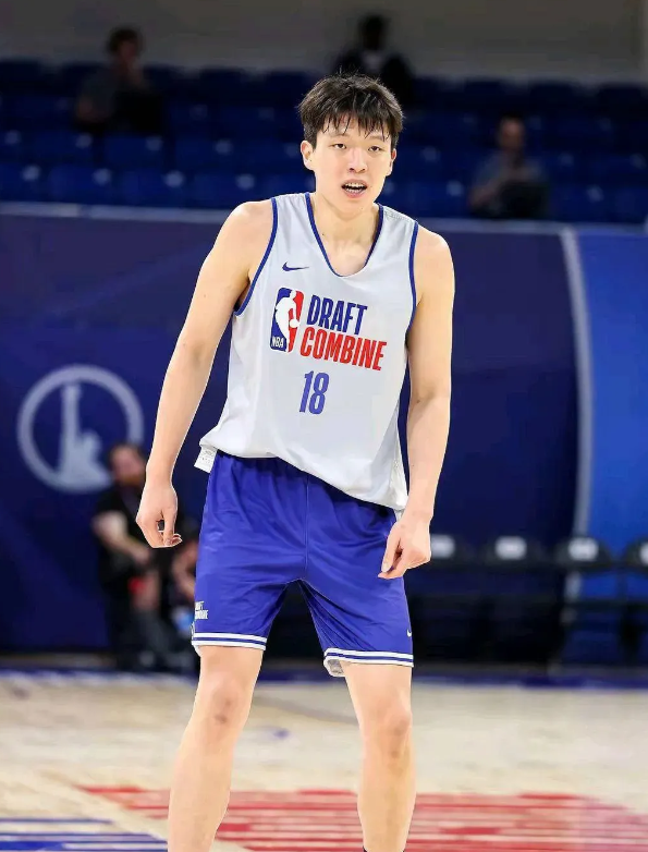一天狂练14小时，只睡5个小时。

食堂阿姨看着都直摇头。

这就是杨瀚森备战N