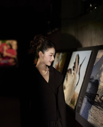 郭晓婷出席了年度影像展，还带来工作室拍摄的两幅作品「暖」和「休憩」参展！上海朋友