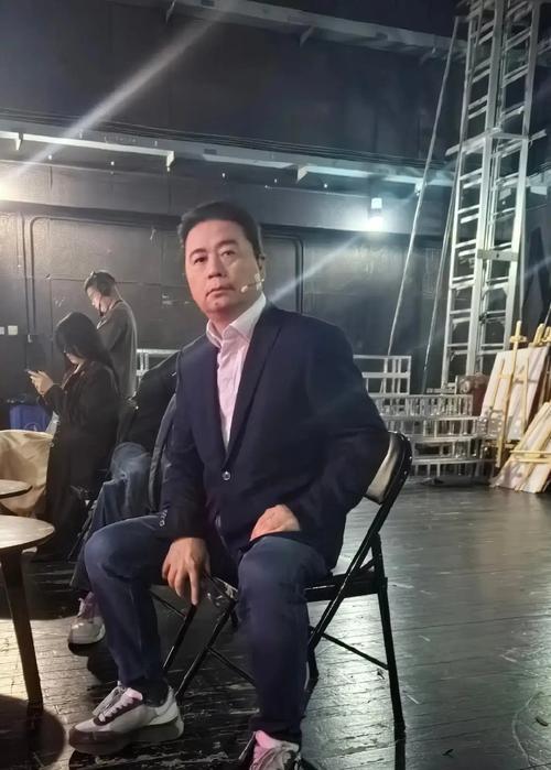 我问我妈，这个汪海林到底什么来头？
居然敢说赵丽颖的演技不如杨幂，还说过肖战的演