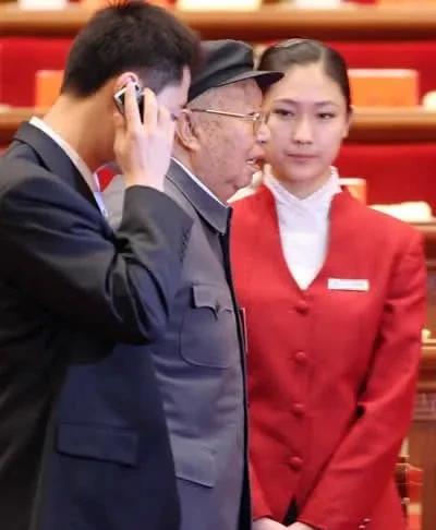 谁能想到这是华老最后一次参加党代会呢？
这是2007年华老参加党代会留下的照片。