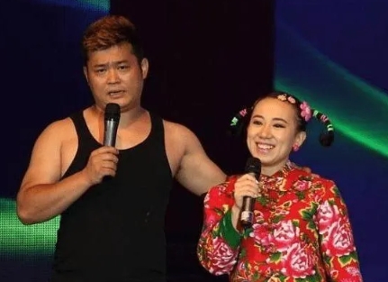 2019年的一天，赵本山的弟子小鹏飞花了很多钱租了三艘豪华游艇，向32岁的师姐丫