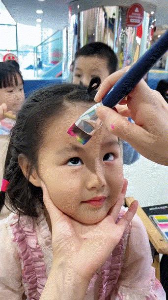 她是怎么做到一笔成画的？换我我能画到她亲妈都认不出来……[偷笑]