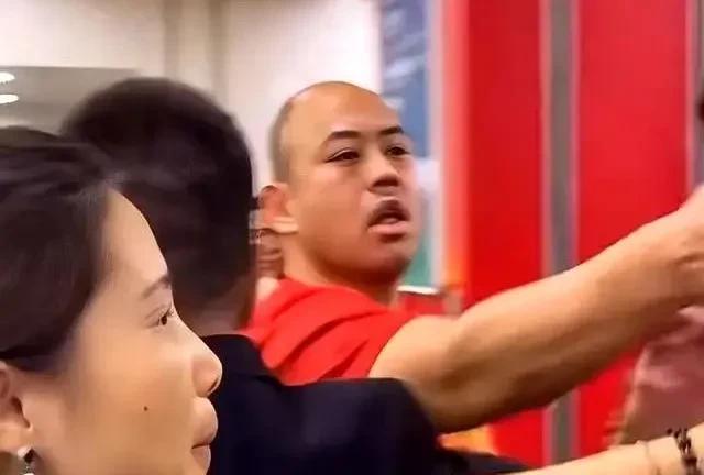 广厦球迷光头哥丢人现眼…昨晚总决赛G5赛后在北汽更衣室门前，当工作人员沟通希望广