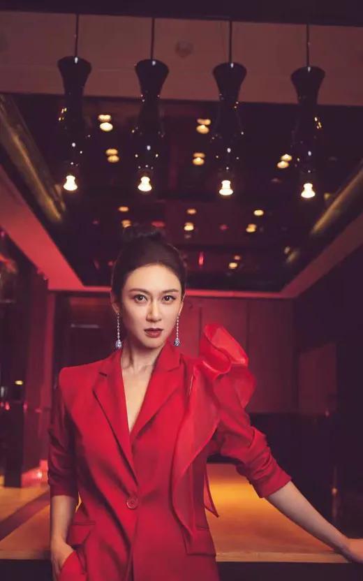 赵柯惊艳登场，一袭红色西服套装利落有型，气场全开，尽显飒爽英姿，妥妥气质女神范儿