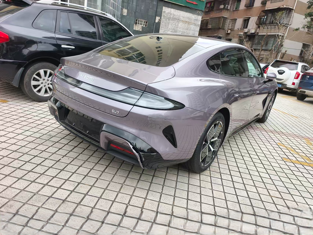 标准版新车被撞了
修好后会折价多少
刚提第二天 开了80公里 还没上牌 在停车场