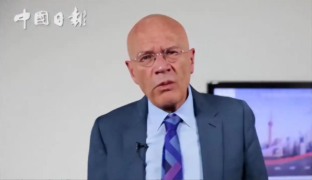 英国学者坦言：美国之所以一直针对中国，是因为中国犯了一个大错。一个建国才二三百年