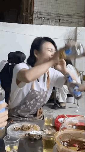 双拳难敌四手，实在不行只能用嘴了！[捂脸][捂脸][捂脸]