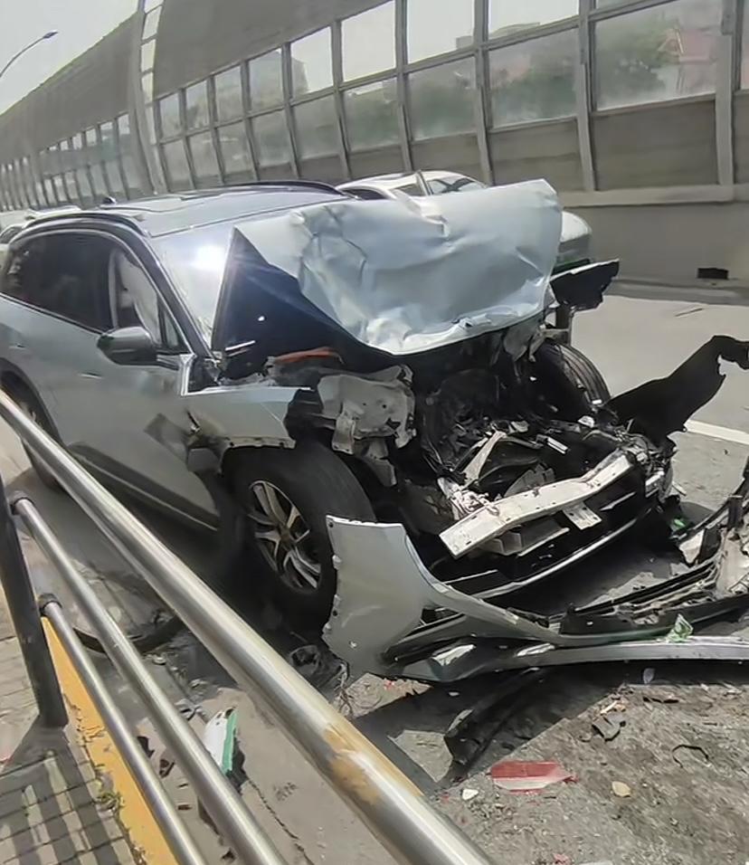 5月22日上海翔殷路国和路，一辆蔚来新能源电车追尾公交车，蔚来车头直接撞报废，女