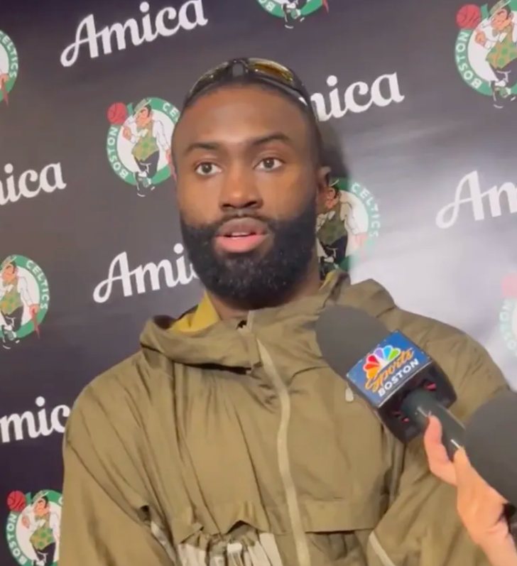 NBA杯小组赛，凯尔特人117-114击败活塞。
赛后凯尔特人球员杰伦-布朗接受