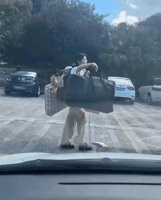 扁担女孩考多少分，已经不重要了。
目前网上传出来的扁担女孩高考分数都是假消息，因