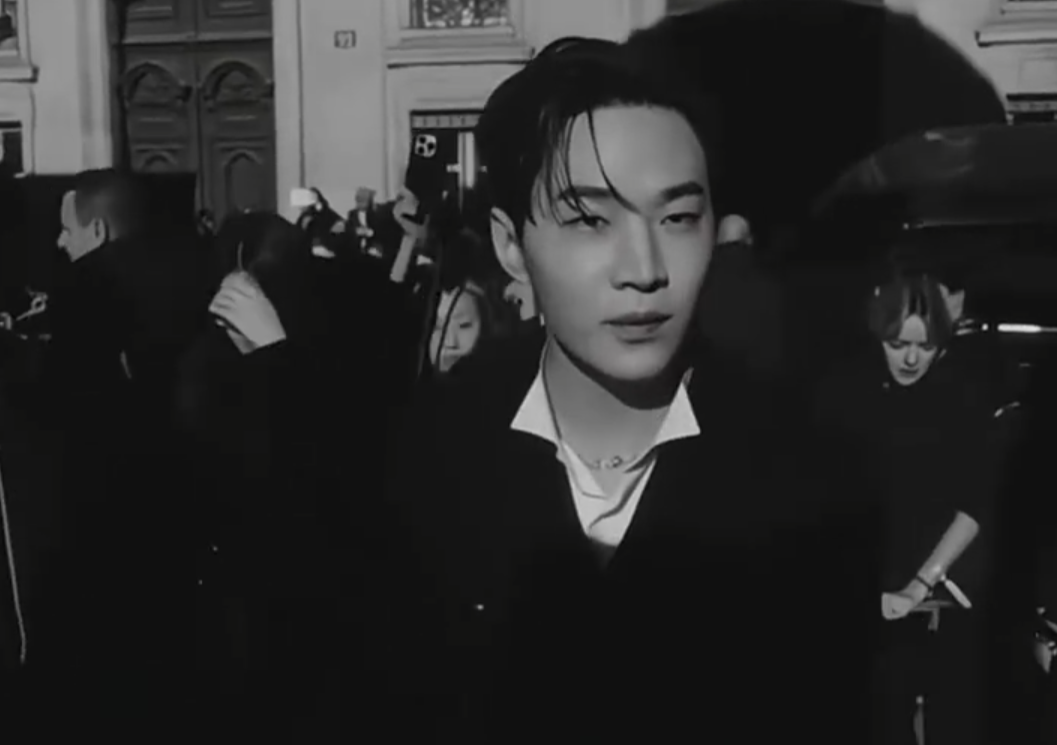 这才是顶级氛围感！Henry神之14秒黑白镜头封神，簇拥的人群、威严的保镖，他行