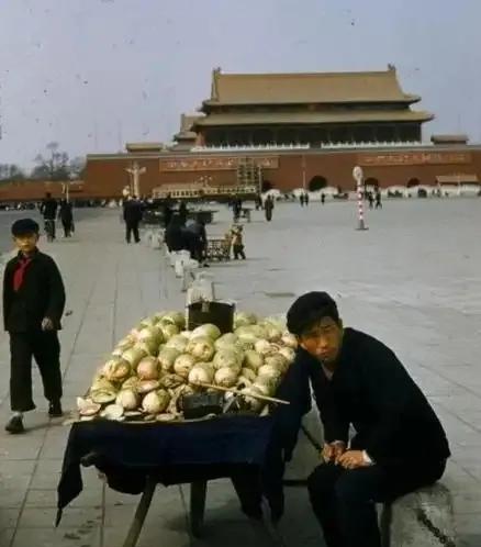 这卖香瓜的，胆子不小啊，居然把车推到这里去卖？
#香瓜特产#