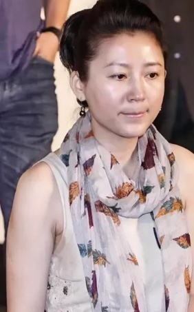 央视才女舞台下真实模样曝光，岁月难掩其韵味

这是舞台之下，央视主持人的真实模样