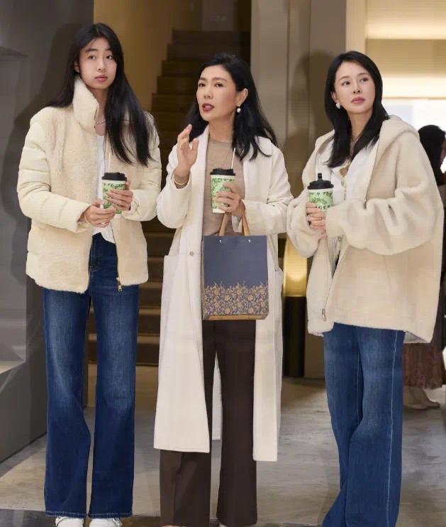 天呐，佟大为的女儿长得真高。比妈妈高出去半头。
这身高做模特都够了。只是颜值没有