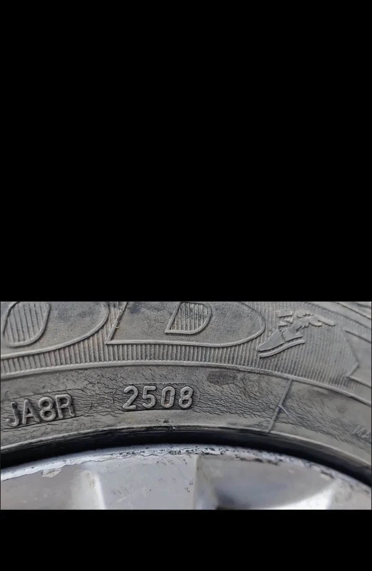 今天去补胎，师傅说我这轮胎17年了，我说不对呀，14年年底买的车，怎么会有08年