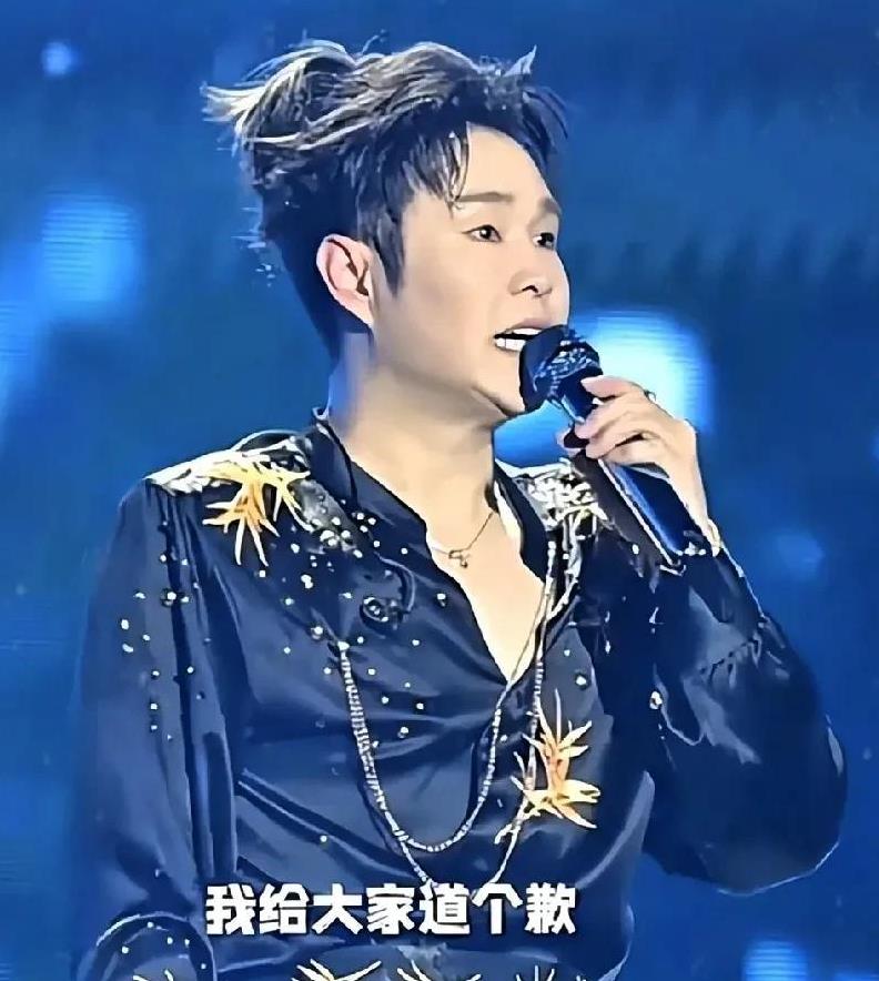 小沈阳演唱会变“家庭KTV”！
下跪道歉难平众怒，
观众齐喊退票
音响炸裂、屏幕