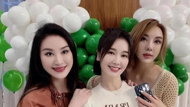 左小青姐妹聚会晒美照，素颜出镜依然惊艳，时尚新中式引领潮流