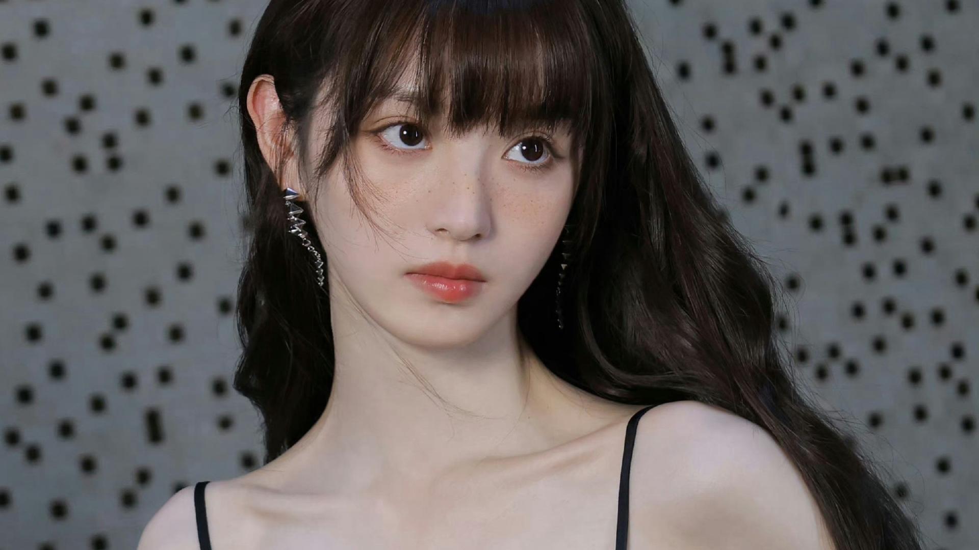 田曦薇：蕾丝吊带裙好甜美！