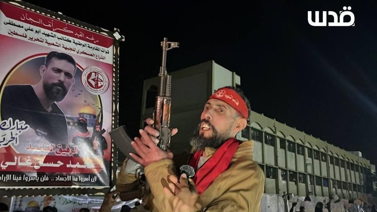 “解放巴勒斯坦人民阵线”（PFLP）的成员在加沙街头，这人是根据协议获释的PFL