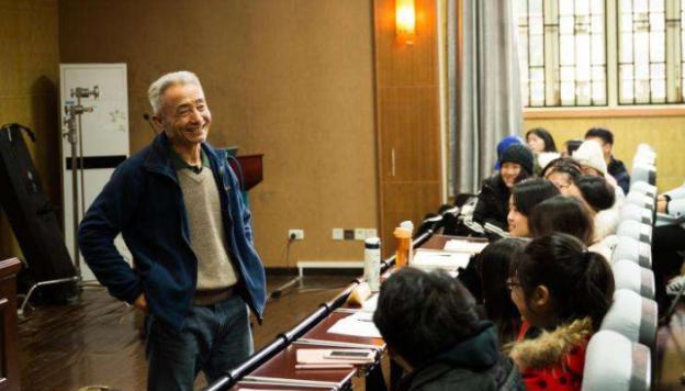 1977年，戴建业高考考了289分，被华师大录取。没想到进了大学后，他立马傻眼了