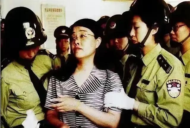 1999年银行职员杨淑华押到刑场执行死刑，临刑前她还精心描眉画妆，身穿崭新的条纹