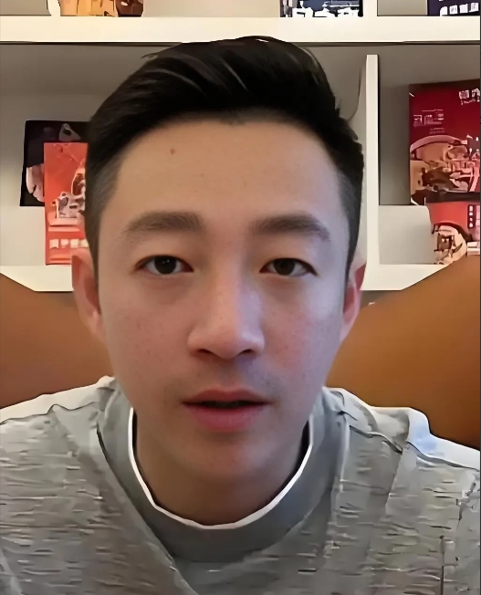 昨晚那直播有人瞅没汪小菲状态挺精神梳个小油头看着挺帅呢。
 
直播里他打趣说，儿
