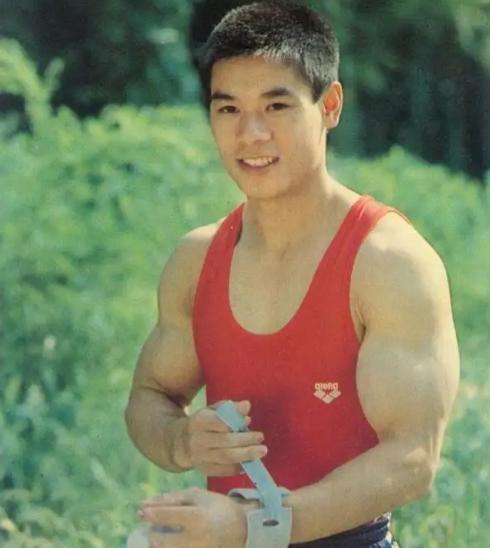 1999年，李宁结婚6年，可妻子陈永妍却始终没有怀孕，到医院后，医生说：“李宁，