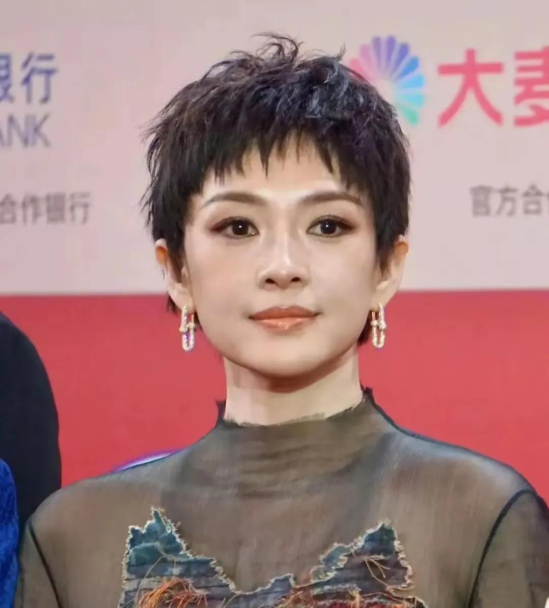 章子怡短发很惊艳，就是有点撞脸马伊琍！！
被章子怡短发造型惊艳到了，真的觉得比她