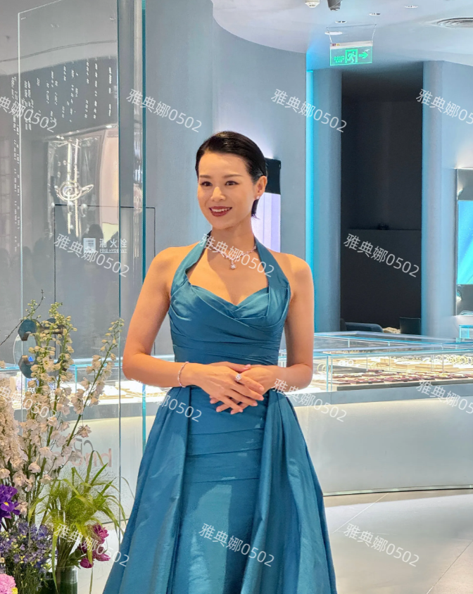 成都万象城偶遇胡杏儿！
她本人个子好高1米7以上，生了三个孩子身材还那么好，不愧