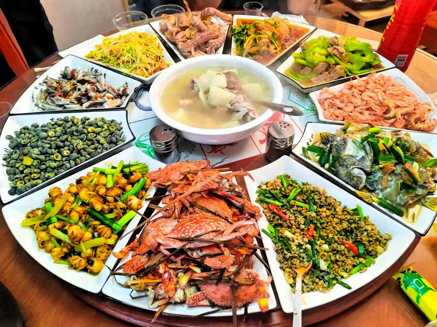 去广西朋友家里吃饭
一上桌看到这么多美食