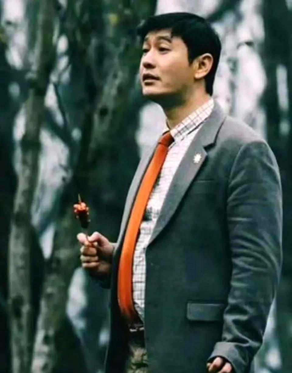 发现没？
黄晓明这人哪哪都好，就是有一个毛病，那就是太敬业了！
之前拍戏听说他为
