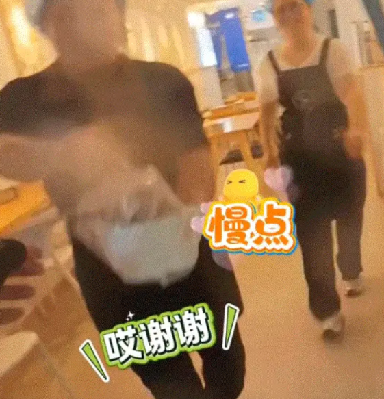 破防了。吉林延边，一外卖小哥顶着暴雨冰雹去一家餐厅取餐，可就在小哥拿外卖时，店内