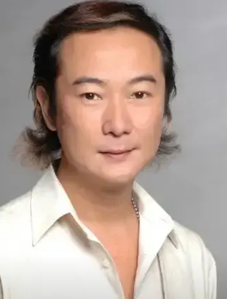 还记得这位亚视反派专业户吗？息影多年后罕见现身KTV，戴金表老板范十足
他的名字