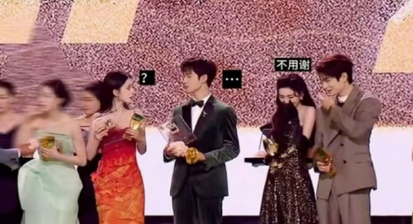 鞠婧祎听到时代峰峻倒闭也在捂嘴笑，这反应笑了 ​​​